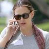 Jennifer à la sortie de l'école de sa fille Violet, passe un coup de téléphone, le 29 mars 2012 à Los Angeles