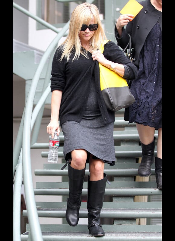 Reese Witherspoon à Los Angeles le 29 mars 2012 ne peut plus cacher son ventre rond