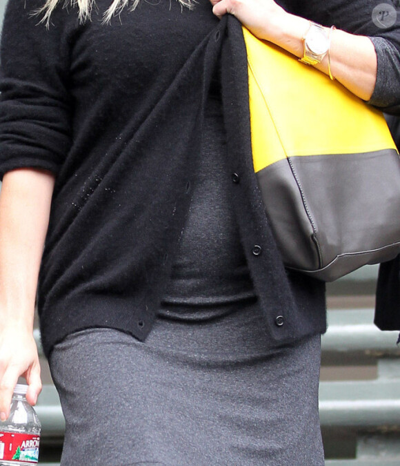 Reese Witherspoon à Los Angeles le 29 mars 2012 ne peut plus cacher son ventre rond : sa robe l'a trahie