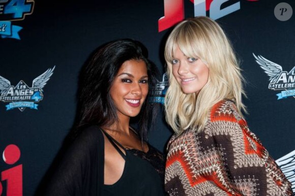Ayem et Caroline lors du photocall des Anges de la télé-réalité 4 : Club Hawaï chez NRJ le 30 mars 2012 à Paris