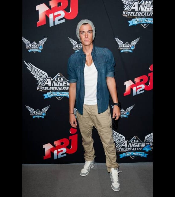Geoffrey lors du photocall des Anges de la télé-réalité 4 : Club Hawaï chez NRJ le 30 mars 2012 à Paris