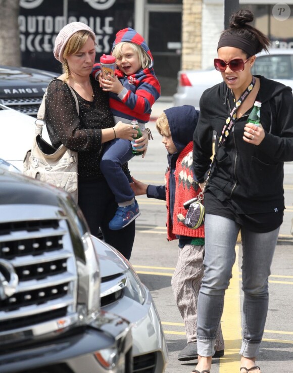 Kingston et Zuma, les enfants de Gwen Stefani sont de sortie dans leurs parents. A Los Angeles, le 30 mars 2012.