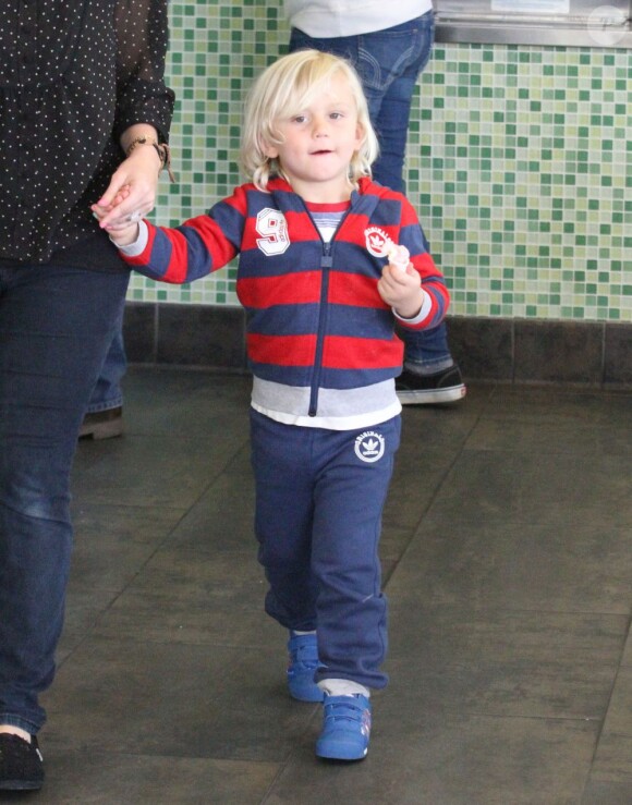 Un look sportswear preppy pour Zuma, le fils de Gwen Stefani. A Los Angeles, le 30 mars 2012.
