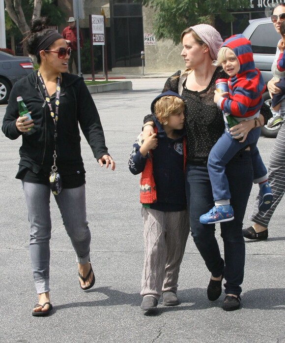 A chacun sa nounou ? Sans leurs parents, les deux fils de Gwen Stefani sortent bien accompagnés.