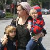 Les enfants de Gwen Stefani et Gavin Rossdale, Kingston et Zuma, très proche de leur nounou à Los Angeles, le 30 mars 2012.