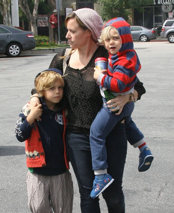 Les enfants de Gwen Stefani et Gavin Rossdale, Kingston et Zuma, très proche de leur nounou à Los Angeles, le 30 mars 2012.