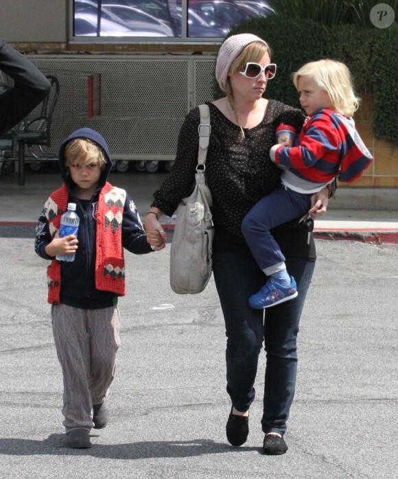 Kingston et Zuma, les fils de Gwen Stefani sont de sortir sans maman, mais avec leur nounou, à Los Angeles, le 30 mars 2012.