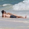 Moment romantique entre Kate Hudson et Matthew Bellamy sur la plage à Cancùn au Mexique, le 16 mars 2012.