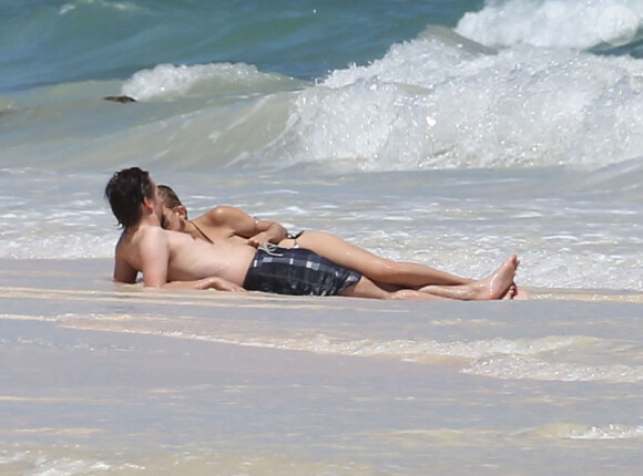 Moment romantique entre Kate Hudson et Matthew Bellamy sur la plage à Cancùn au Mexique, le 16 mars 2012.