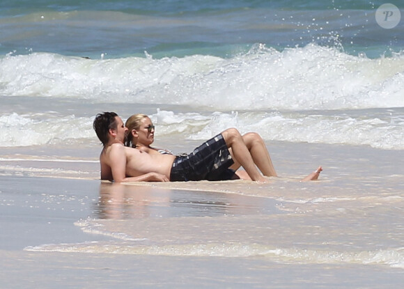 Kate Hudson et Matthew Bellamy les pieds dans l'eau, toujours très amoureux à Cancùn au Mexique, le 16 mars 2012.