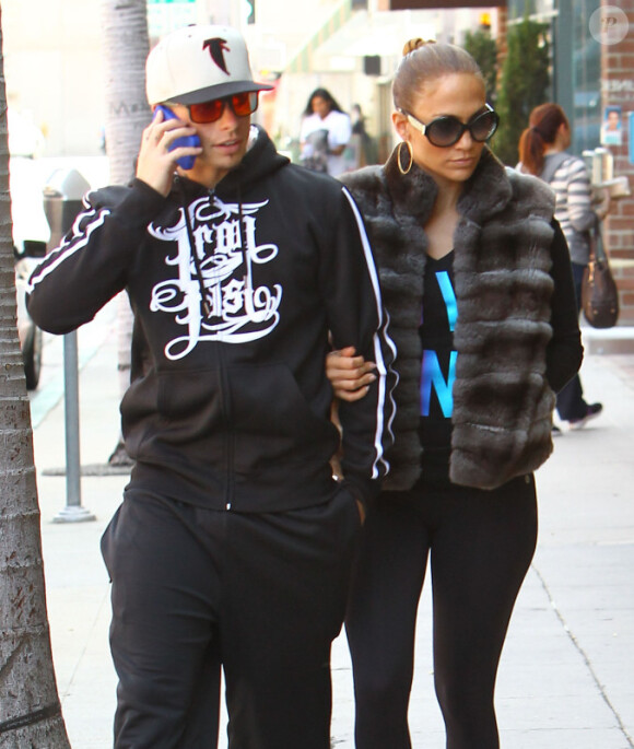 Jennifer Lopez et Casper Smart complices et amoureux accordent leurs looks. A Beverly Hills le 24 mars 2012.
