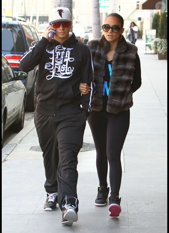 Jennifer Lopez ne peut visiblement plus se passer de Casper Smart. A Beverly Hills le 24 mars 2012.