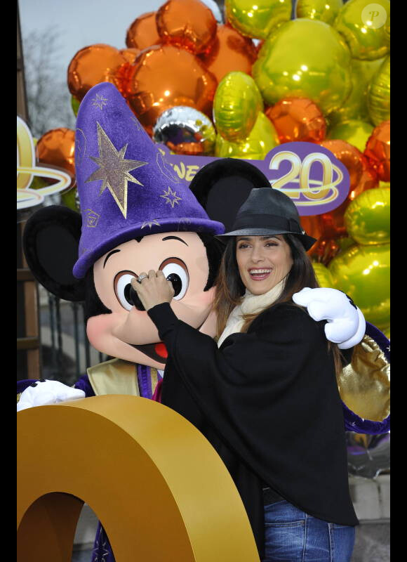 Salma Hayek à Disneyland Paris pour les 20 ans du parc à thème, le samedi 31 mars 2012.