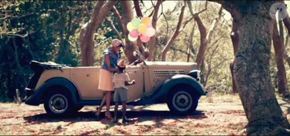 Imany dans le clip de Please and Change, extrait de l'album The Shape of a Broken Heart, réédité en février 2012.