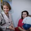 La princesse Mathilde de Belgique en visite dans un centre médical de Skhodra le 29 mars 2012. Elle était du 28 au 30 mars 2012 en visite en Albanie en tant qu'ambassadrice spéciale pour la vaccination en Europe pour le compte de l'Organisation Mondiale de la Santé (OMS).