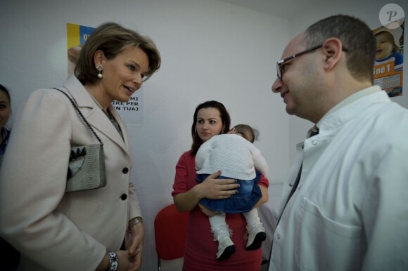 La princesse Mathilde de Belgique en visite dans un centre médical de Skhodra le 29 mars 2012. Elle était du 28 au 30 mars 2012 en visite en Albanie en tant qu'ambassadrice spéciale pour la vaccination en Europe pour le compte de l'Organisation Mondiale de la Santé (OMS).