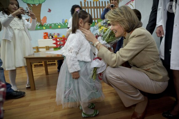 La princesse Mathilde de Belgique en visite dans une école primaire de Tirana le 30 mars 2012. Elle était du 28 au 30 mars 2012 en visite en Albanie en tant qu'ambassadrice spéciale pour la vaccination en Europe pour le compte de l'Organisation Mondiale de la Santé (OMS).