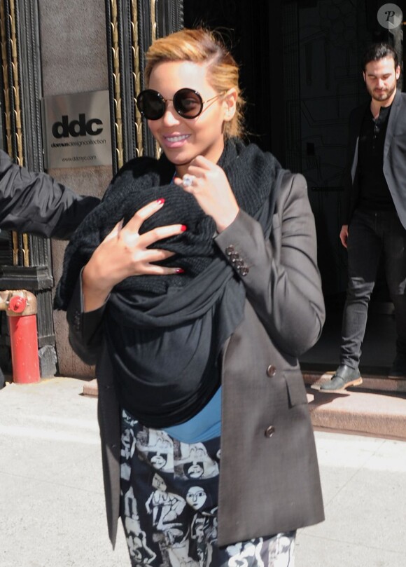 Beyoncé Knowles est plus heureuse que jamais avec sa fille Blue Ivy : il n'est jamais trop tôt pour une sortie shopping ! New York le 2 avril 2012