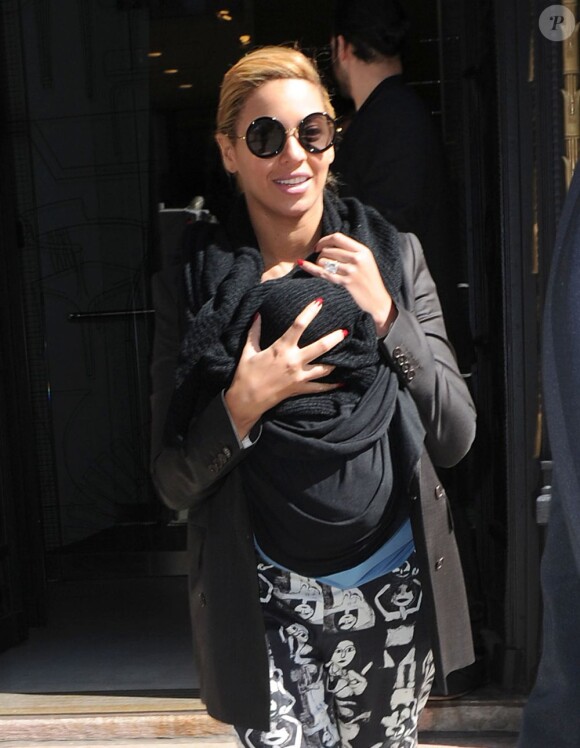 Beyoncé Knowles et sa fille Blue Ivy : il n'est jamais trop tôt pour une sortie shopping ! New York le 2 avril 2012