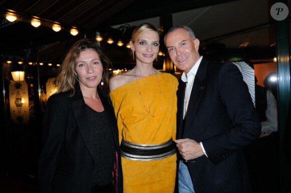 Carole Chrétiennot, Sarah Marshall et Jean-Claude Jitrois le 3 avril 2012 à la Closerie des Lilas à Paris lors de la soirée en l'honneur du prix littéraire du même nom