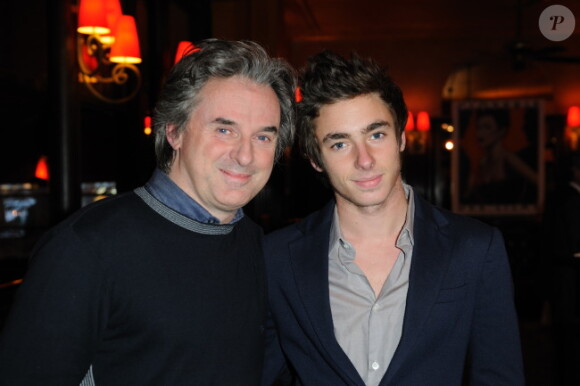Jean-Christophe Grangé et son fils le 3 avril 2012 à la Closerie des Lilas à Paris lors de la soirée en l'honneur du prix littéraire du même nom