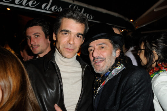 Xavier de Moulins et Rachid Taha le 3 avril 2012 à la Closerie des Lilas à Paris lors de la soirée en l'honneur du prix littéraire du même nom