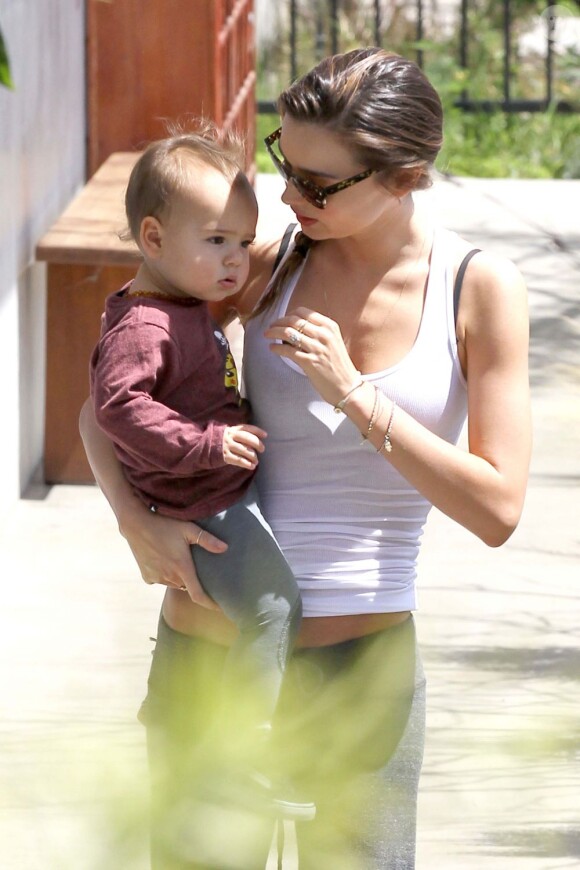 Miranda Kerr et son fils Flynn se rendent à Golden Bridge Yoga pour une petite séance de yoga. Los Angeles, le 3 avril 2012.