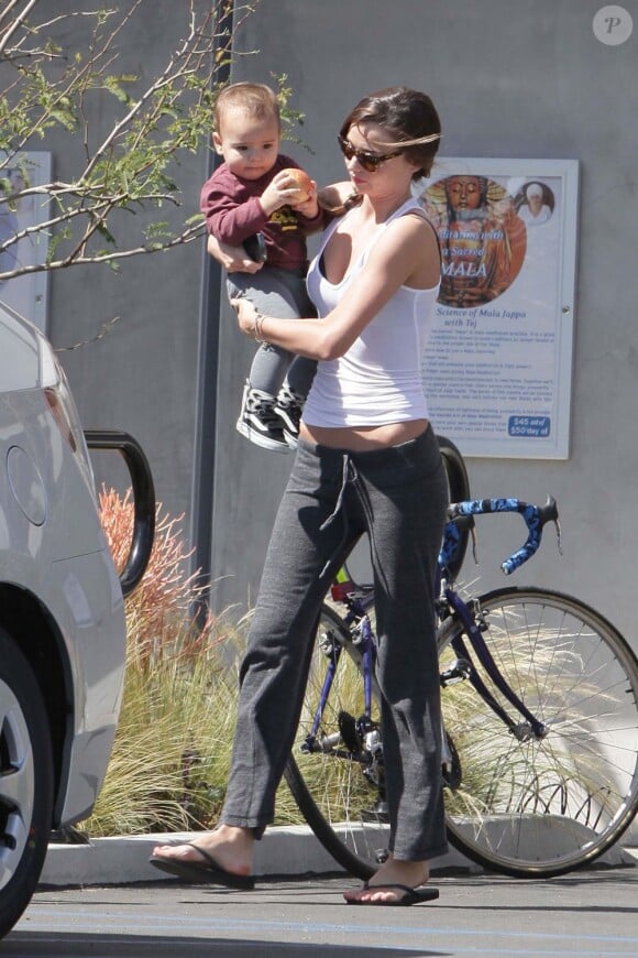 Miranda Kerr et son fils Flynn se rendent à Golden Bridge Yoga pour une petite séance de sport et de relaxation. Los Angeles, le 3 avril 2012.
