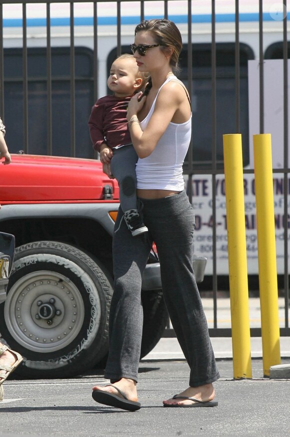 Miranda Kerr et son fils Flynn sous le soleil de Los Angeles, se rendent à Golden Bridge Yoga. Le 3 avril 2012.