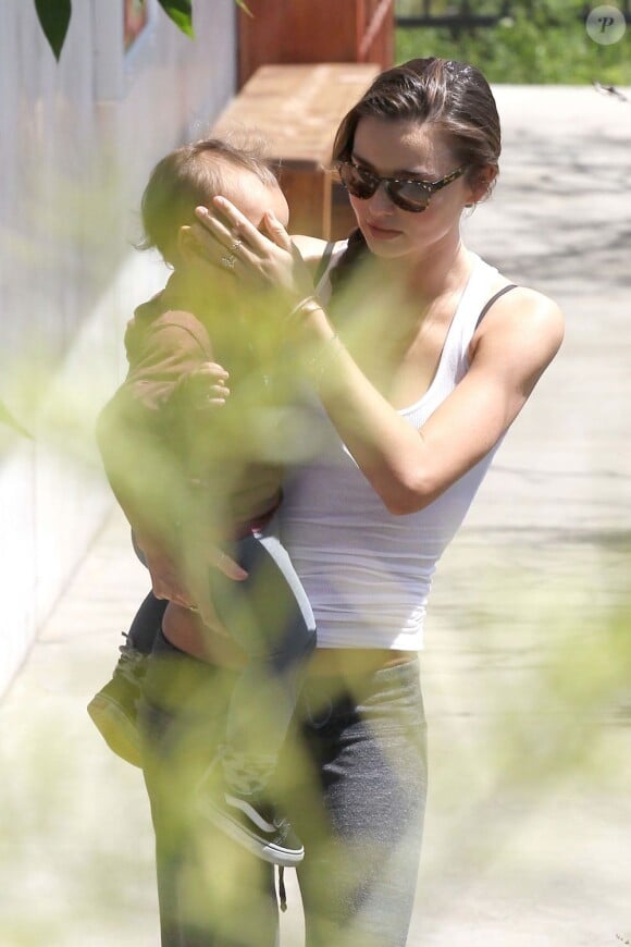 Miranda Kerr et son fils Flynn se rendent à Golden Bridge Yoga pour une petite séance de sport et de relaxation. Los Angeles, le 3 avril 2012.
