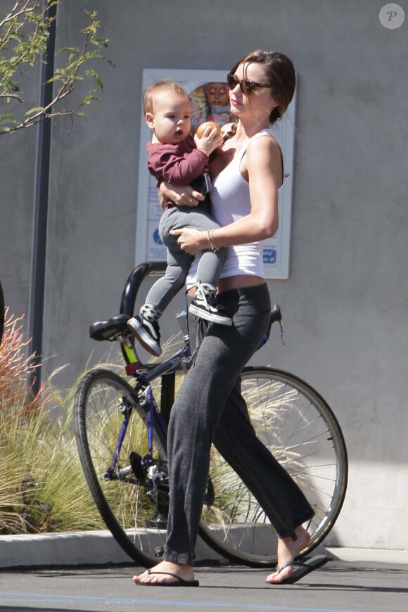 Miranda Kerr et son fils Flynn, un duo à croquer pour un cours de yoga. Los Angeles, le 3 avril 2012.