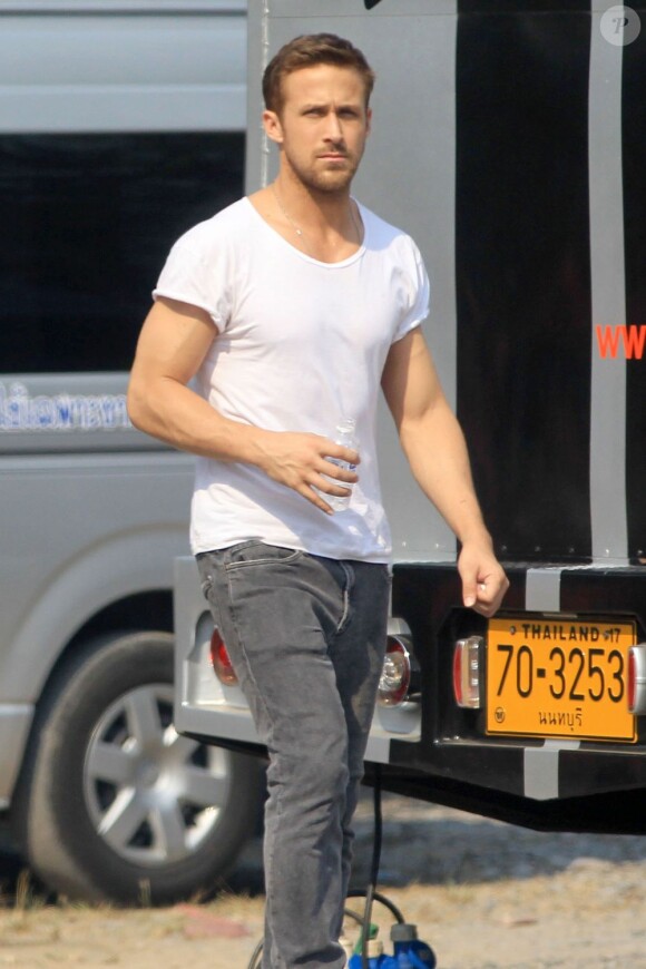 Ryan Gosling dans les rues de Bangkok en février 2012