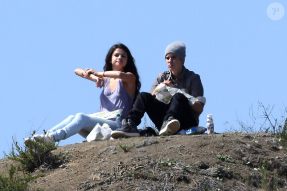 Justin Bieber et Selena Gomez partagent un pique-nique câlin dans un jardin de Los Angeles, le mercredi 4 avril 2012.