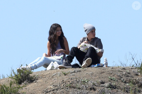 Justin Bieber et Selena Gomez partagent un pique-nique dans un jardin de Los Angeles, le mercredi 4 avril 2012.
