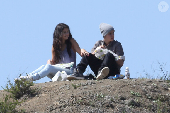 Justin Bieber et Selena Gomez partagent un pique-nique dans un jardin de Los Angeles, le mercredi 4 avril 2012.