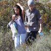 Justin Bieber et Selena Gomez s'installent pour un pique-nique dans un jardin de Los Angeles, le mercredi 4 avril 2012.