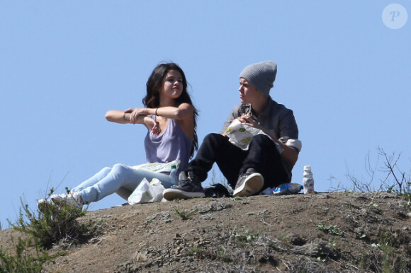 Justin Bieber et Selena Gomez, très amoureux, partagent un pique-nique dans un jardin de Los Angeles, le mercredi 4 avril 2012.