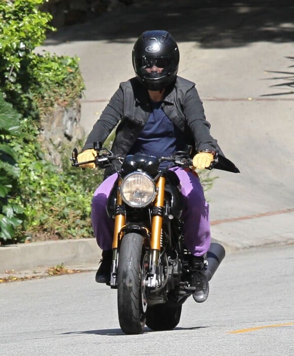 Orlando Bloom sur sa moto en direction de sa salle d'entraînement à Los Angeles. Le 4 avril 2012
