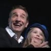 Jean Dujardin et une petite fille posent pour l'association Mouvement pour les Villages d'Enfants