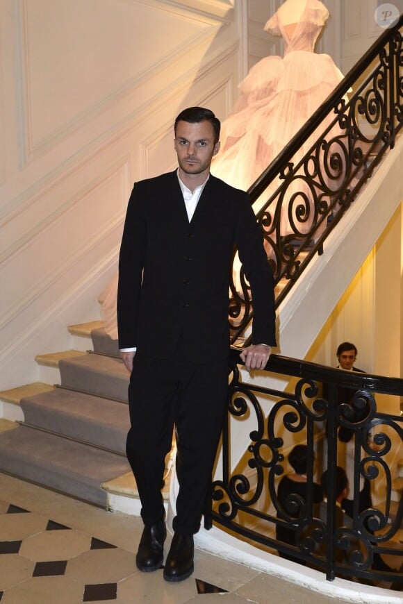Le créateur Kris Van Assche lors de la soirée Dior en l'honneur de son égérie beauté Natalie Portman. Paris, le 3 avril 2012.