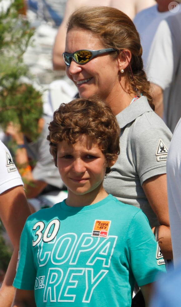 L'infante Elena d'Espagne et son fils Felipe à Majorque le 1er août 2011. Le 9 avril, le jeune Felipe s'est tiré une balle dans le pied droit en s'exerçant au tir avec son père Jaime de Marichalar, à Soria.