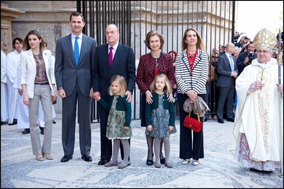 L'infante Elena d'Espagne avec la famille royale pour Pâques, à Majorque, le 8 avril 2012. Le 9 avril, son fils Felipe s'est tiré une balle dans le pied droit en s'exerçant au tir avec son père Jaime de Marichalar, à Soria.