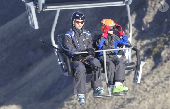 L'infante Elena d'Espagne dans la station de Baqueira-Beret avec ses enfants Felipe, 13 ans, et Victoria, 11 ans, le 1er avril 2012. Le 9 avril, le jeune Felipe s'est tiré une balle dans le pied droit en s'exerçant au tir avec son père Jaime de Marichalar, à Soria.