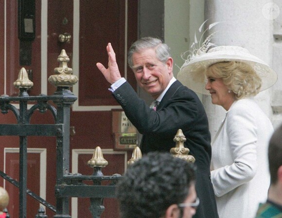 Le prince Charles et Camilla Parker Bowles le jour de leur mariage en secondes noces, le 9 avril 2005, à Windsor. 7 ans après jour pour jour, le 9 avril 2012, la reine Elizabeth II annonce qu'elle fait de Camilla une Dame grand-croix de l'ordre royal de Victoria.