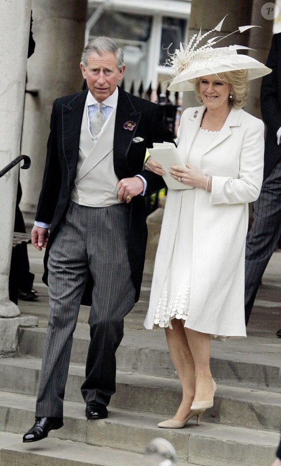 Le prince Charles et Camilla Parker Bowles le jour de leur mariage en secondes noces, le 9 avril 2005, à Windsor. 7 ans après jour pour jour, le 9 avril 2012, la reine Elizabeth II annonce qu'elle fait de Camilla une Dame grand-croix de l'ordre royal de Victoria.