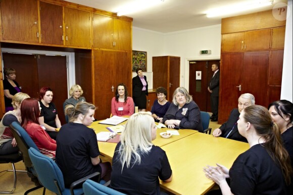 Camilla Parker Bowles en visite à Wirral le 4 avril 2012 dans un programme d'aide aux jeunes mères.