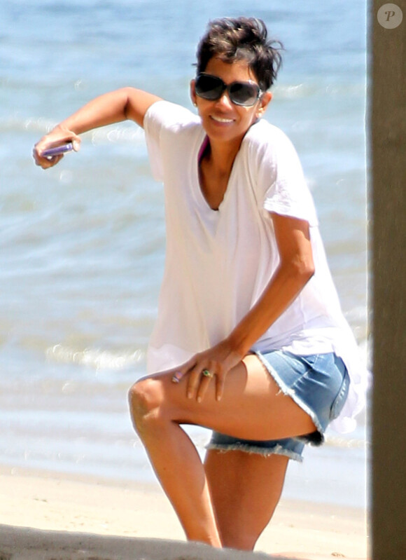 Halle Berry sur la plage de Malibu le 7 avril 2012