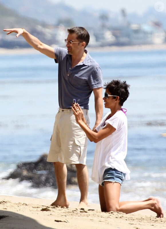 Halle Berry et son compagnon Olivier Martinez, épanouis et complices aux côtés de Nahla, la fille de l'actrice, sur la plage de Malibu le 7 avril 2012