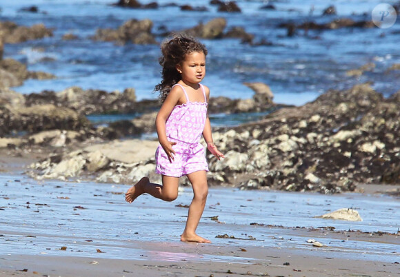 Halle Berry et sa fille Nahla et son compagnon Olivier Martinez passent la journée sur la plage de Malibu le 7 avril 2012