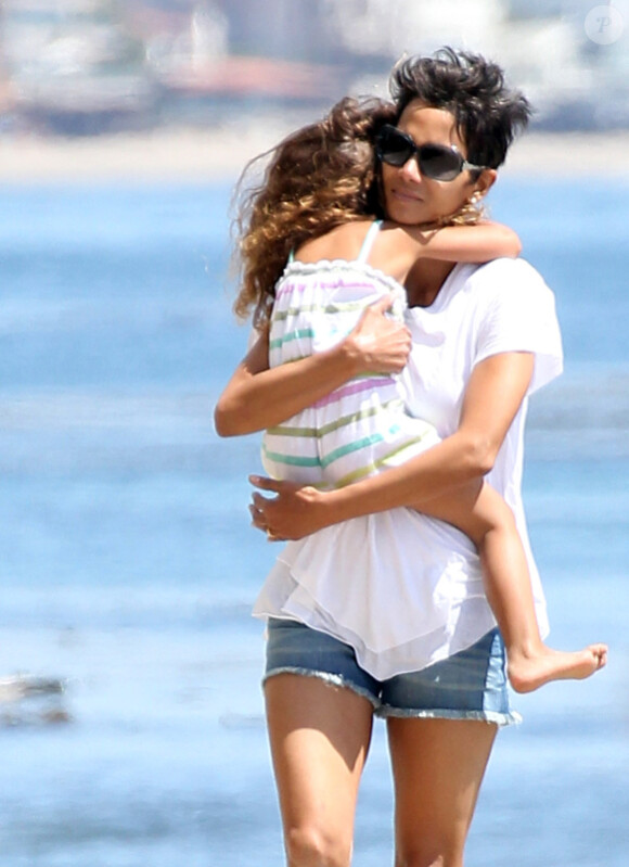 Rires et tendresse pour Halle Berry et sa fille Nahla sur la plage de Malibu le 7 avril 2012
